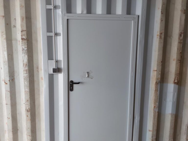 NARU 339779-7 Contenitore di stoccaggio con porta laterale e luce 20 piedi