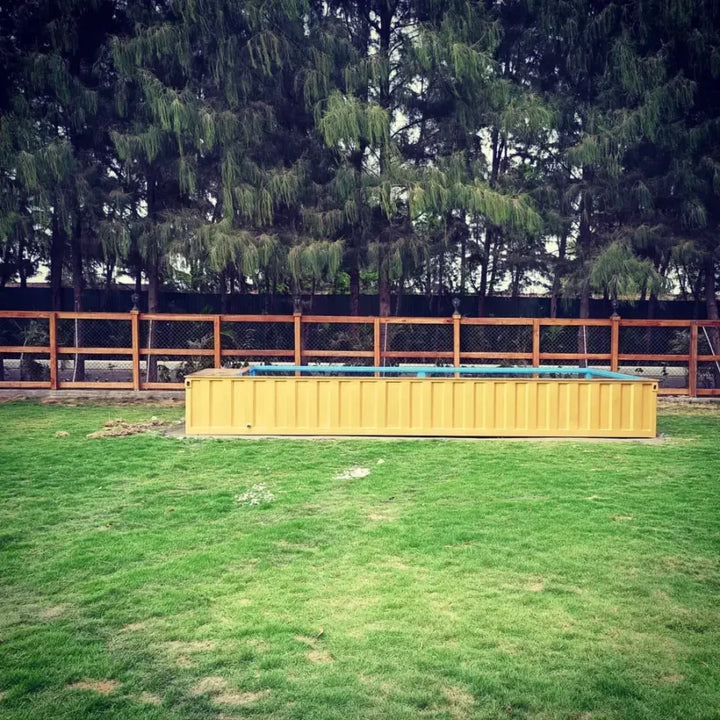 Piscina prefabbricata all'aperto realizzata con container da trasporto da 20 piedi