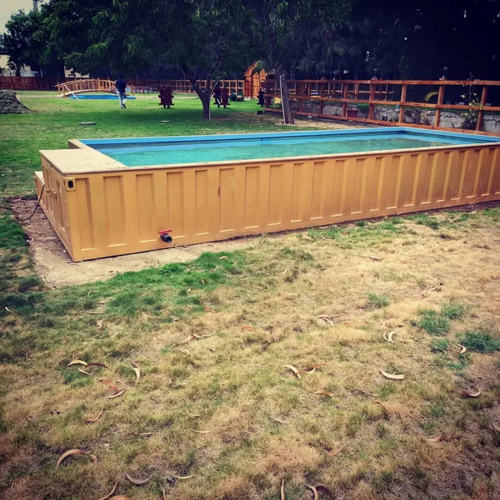 Piscina prefabbricata all'aperto realizzata con container da trasporto da 20 piedi
