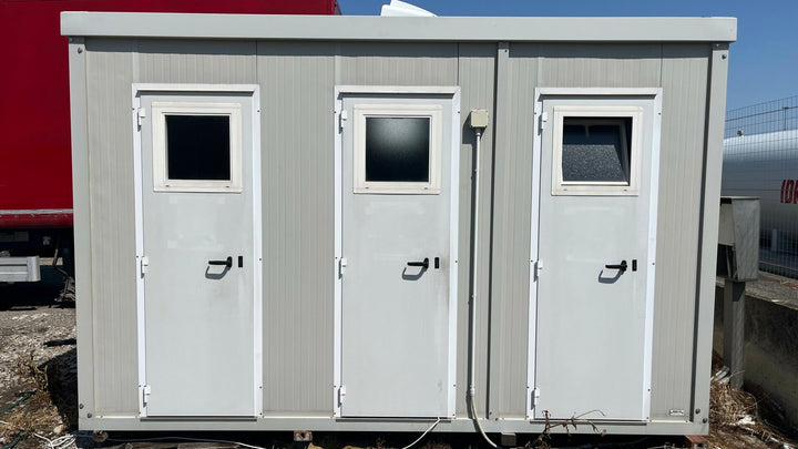 Cabina con 3 bagni separati