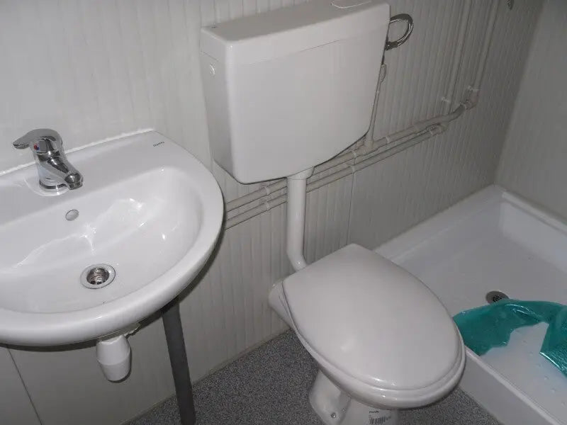 Box prefabbricati con WC, lavabo e doccia, servizi igienici separati a 5 metri – P1
