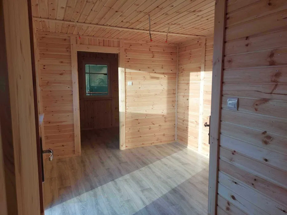 Casa mobile in legno su ruote