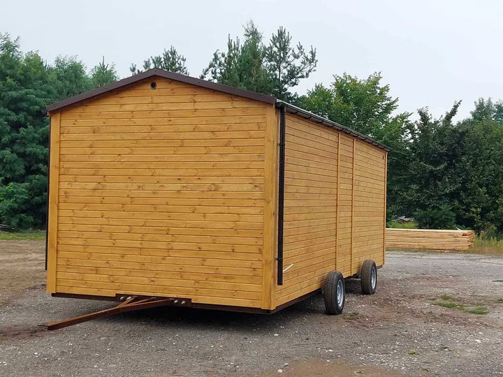 Casa mobile in legno su ruote