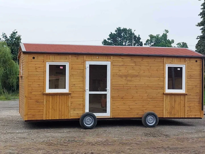 Casa mobile in legno su ruote